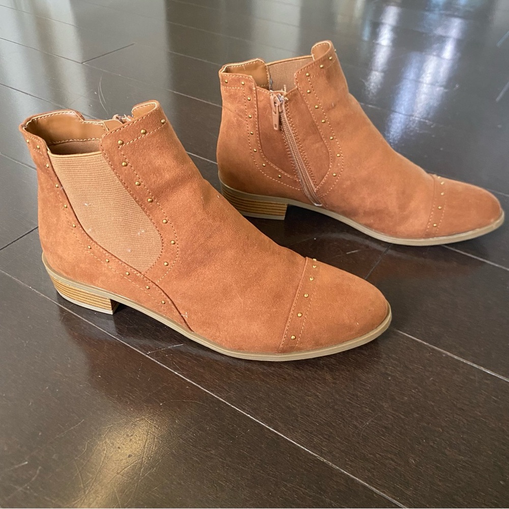 Liz Claiborne Camel Suede Boot Sz 9 Zipper Low Heel Ankle Bootie